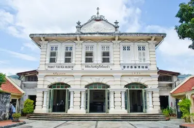 an old building in the city of singapore at xx GO INN Phuket Old Town ภูเก็ตโอลทาวน์ ย่านเมืองเก่า in Phuket Town