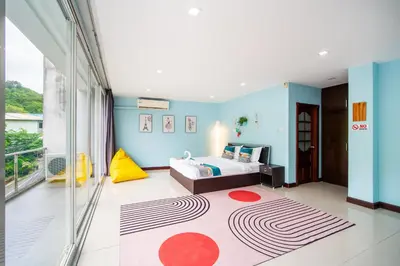 a bedroom with a bed and a red rug at Patong Villa1\u4e09\u5367\u6cf3\u6c60\u522b\u5885\u4e24\u4e2a\u6d77\u666f\u623f \u8fd1\u73ed\u8d5e\u6c5f\u897f\u51b7\u6d77\u6ee9\u4e2d\u6587\u7ba1\u5bb6 in Patong Beach