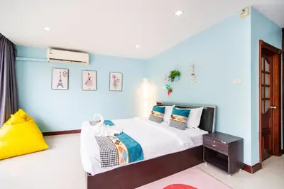 a bedroom with a bed with blue walls at Patong Villa1\u4e09\u5367\u6cf3\u6c60\u522b\u5885\u4e24\u4e2a\u6d77\u666f\u623f \u8fd1\u73ed\u8d5e\u6c5f\u897f\u51b7\u6d77\u6ee9\u4e2d\u6587\u7ba1\u5bb6 in Patong Beach