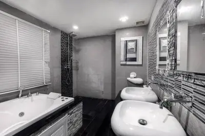a bathroom with two sinks and a tub and a toilet at Patong Villa1\u4e09\u5367\u6cf3\u6c60\u522b\u5885\u4e24\u4e2a\u6d77\u666f\u623f \u8fd1\u73ed\u8d5e\u6c5f\u897f\u51b7\u6d77\u6ee9\u4e2d\u6587\u7ba1\u5bb6 in Patong Beach