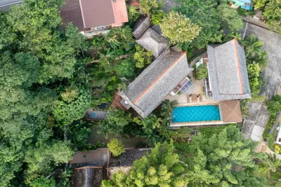an overhead view of a house and a swimming pool at Aoyon Beach, a 5-bedroom Thai-style villa with stunning sea views, 50 meters direct beach access, free maid, in Phuket Town