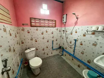 a bathroom with a toilet and a sink at Kanitta Homestay kohyaonoi in Ban Bang Chak