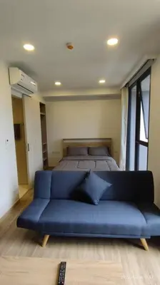 a blue couch in a room with a bed at \u666e\u5409\u5c9bLaguna\u6d77\u6ee9\u8c6a\u534e\u5929\u9645\u6cf3\u6c60\u516c\u5bd3\uff0c\u5962\u534e\u4f53\u9a8c\u4e0e\u4f11\u95f2\u4e4b\u9009 in Phuket Town