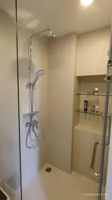 a shower with a glass door in a bathroom at \u666e\u5409\u5c9bLaguna\u6d77\u6ee9\u8c6a\u534e\u5929\u9645\u6cf3\u6c60\u516c\u5bd3\uff0c\u5962\u534e\u4f53\u9a8c\u4e0e\u4f11\u95f2\u4e4b\u9009 in Phuket Town