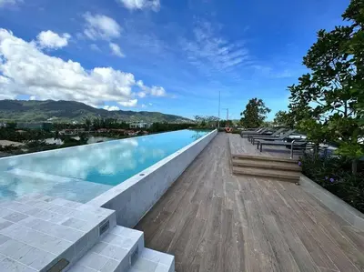 a swimming pool with benches and a blue sky at \u666e\u5409\u5c9bLaguna\u6d77\u6ee9\u8c6a\u534e\u5929\u9645\u6cf3\u6c60\u516c\u5bd3\uff0c\u5962\u534e\u4f53\u9a8c\u4e0e\u4f11\u95f2\u4e4b\u9009 in Phuket Town