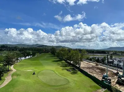 an overhead view of a golf course with a green at \u666e\u5409\u5c9bLaguna\u6d77\u6ee9\u8c6a\u534e\u5929\u9645\u6cf3\u6c60\u516c\u5bd3\uff0c\u5962\u534e\u4f53\u9a8c\u4e0e\u4f11\u95f2\u4e4b\u9009 in Phuket Town