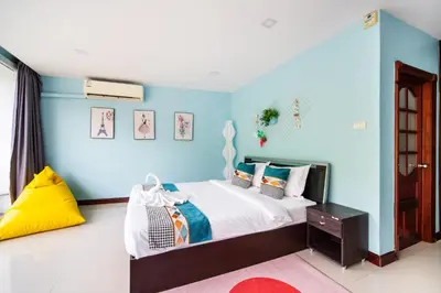 a bedroom with blue walls and a bed with white sheets at \u82ad\u4e1cVilla1\u4e09\u5367\u53cc\u6d77\u666f\u6cf3\u6c60\u522b\u5885\u4e2d\u82f1\u6cf0\u4e09\u6587\u7ba1\u5bb6 in Patong Beach