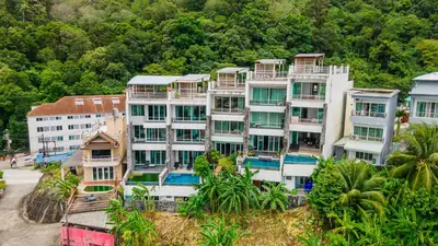 an aerial view of a building with palm trees at \u82ad\u4e1cVilla1\u4e09\u5367\u53cc\u6d77\u666f\u6cf3\u6c60\u522b\u5885\u4e2d\u82f1\u6cf0\u4e09\u6587\u7ba1\u5bb6 in Patong Beach