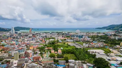 an aerial view of a city with the ocean at \u82ad\u4e1cVilla1\u4e09\u5367\u53cc\u6d77\u666f\u6cf3\u6c60\u522b\u5885\u4e2d\u82f1\u6cf0\u4e09\u6587\u7ba1\u5bb6 in Patong Beach