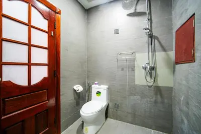 a bathroom with a toilet and a shower at \u82ad\u4e1cVilla1\u4e09\u5367\u53cc\u6d77\u666f\u6cf3\u6c60\u522b\u5885\u4e2d\u82f1\u6cf0\u4e09\u6587\u7ba1\u5bb6 in Patong Beach