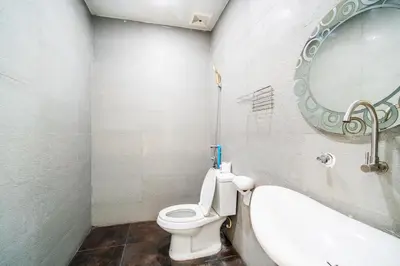 a bathroom with a toilet and a mirror and a tub at \u82ad\u4e1cVilla1\u4e09\u5367\u53cc\u6d77\u666f\u6cf3\u6c60\u522b\u5885\u4e2d\u82f1\u6cf0\u4e09\u6587\u7ba1\u5bb6 in Patong Beach