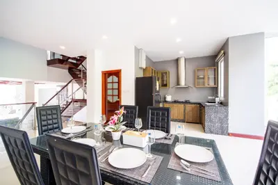 a dining room with a table and chairs at \u82ad\u4e1cVilla1\u4e09\u5367\u53cc\u6d77\u666f\u6cf3\u6c60\u522b\u5885\u4e2d\u82f1\u6cf0\u4e09\u6587\u7ba1\u5bb6 in Patong Beach