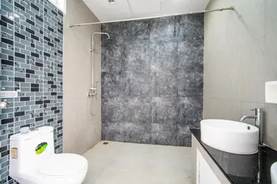 a bathroom with a toilet and a sink at \u82ad\u4e1cVilla2:\u56db\u5367\u6d77\u666f\u522b\u5885 \u53cc\u6d77\u666f \u4e2d\u82f1\u6cf0\u4e09\u6587\u7ba1\u5bb6 in Patong Beach