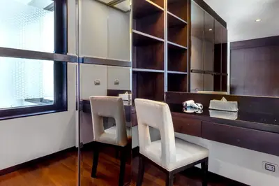 a dining room with two chairs and a desk at \u3010\u8d85\u503c\u30112\u5367\u5ba4\u522b\u5885\u3010\u5bbd\u655e\u8212\u9002\u301113\u7c73\u957f\u79c1\u5bb6\u6cf3\u6c60\uff0c\u914d\u5957\u9f50\u5168\u51fa\u884c\u65b9\u4fbf\uff0c\u6b65\u884c700\u7c73\u5230kamala\u6d77\u6ee9 V03 in Kamala Beach