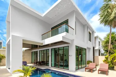 a white house with a swimming pool in front of it at \u3010\u8d85\u503c\u30112\u5367\u5ba4\u522b\u5885\u3010\u5bbd\u655e\u8212\u9002\u301113\u7c73\u957f\u79c1\u5bb6\u6cf3\u6c60\uff0c\u914d\u5957\u9f50\u5168\u51fa\u884c\u65b9\u4fbf\uff0c\u6b65\u884c700\u7c73\u5230kamala\u6d77\u6ee9 V03 in Kamala Beach