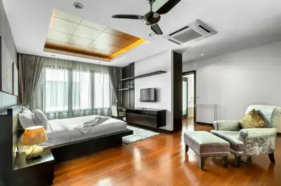a bedroom with a bed and a couch and a chair at \u3010\u8d85\u503c\u30112\u5367\u5ba4\u522b\u5885\u3010\u5bbd\u655e\u8212\u9002\u301113\u7c73\u957f\u79c1\u5bb6\u6cf3\u6c60\uff0c\u914d\u5957\u9f50\u5168\u51fa\u884c\u65b9\u4fbf\uff0c\u6b65\u884c700\u7c73\u5230kamala\u6d77\u6ee9 V03 in Kamala Beach