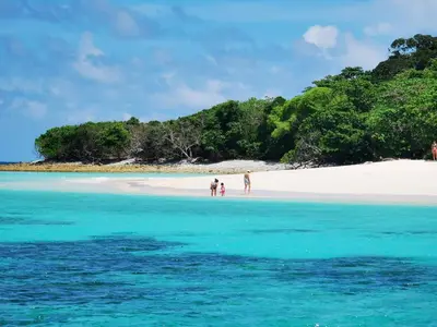 a group of people standing on a white beach at \u3010\u8d85\u503c\u30112\u5367\u5ba4\u522b\u5885\u3010\u5bbd\u655e\u8212\u9002\u301113\u7c73\u957f\u79c1\u5bb6\u6cf3\u6c60\uff0c\u914d\u5957\u9f50\u5168\u51fa\u884c\u65b9\u4fbf\uff0c\u6b65\u884c700\u7c73\u5230kamala\u6d77\u6ee9 V03 in Kamala Beach