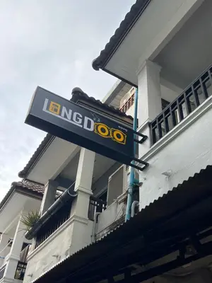 a sign on the side of a building at LONGDOO Hostel in Phi Phi Don
