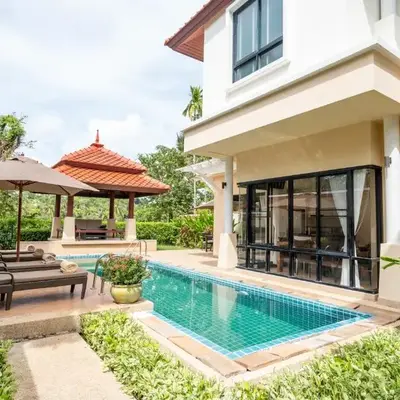 Grand 4-Bed Lagoon Villa - Private Pool & Garden - Laguna