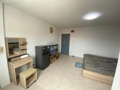 a room with a bed and a television in it at 84 Bar & Guest House in Ban Huai Luk (1)