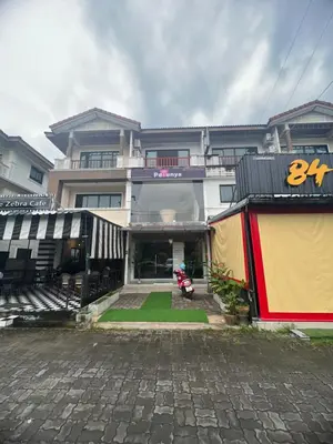 a building with a motorcycle parked in front of it at Petunya Room 3 in Ban Huai Luk (1)