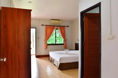 a bedroom with a bed and a window at Heimat Garden - Your Home in Koh Yao Yai in Ban Lo Pa Ret
