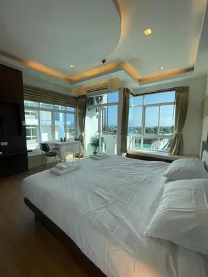 a large bedroom with a large white bed with a large window at Studio 1 Chambre lumineux avec vue à 180° in Ban Klang
