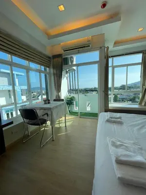 a bedroom with a bed and a table with a view at Studio 1 Chambre lumineux avec vue à 180° in Ban Klang