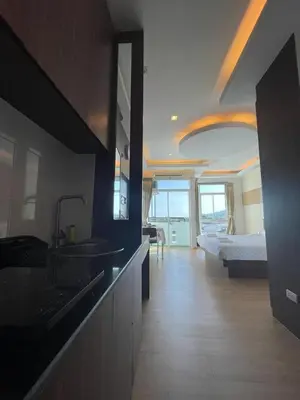 a kitchen with a sink and a bed in a room at Studio 1 Chambre lumineux avec vue à 180° in Ban Klang