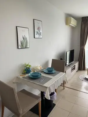 a table with two blue plates on it in a living room at 中央公寓 1 bed & Twin beds in Ban Rangeng