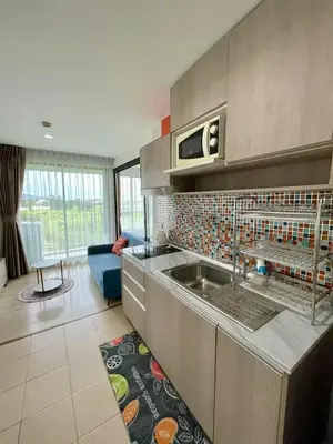 a kitchen with a sink and a couch in a room at 中央公寓 1 bed & Twin beds in Ban Rangeng