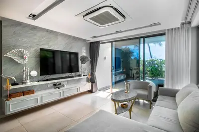 a living room with a tv and a couch at \u3010Beach Front\u3011\u6d77\u666f\u6c99\u6ee9\u522b\u5885\uff0c\u79c1\u4eba\u6cf3\u6c60\uff0c\u514d\u8d39\u65e9\u9910\uff0c\u5973\u4f63\u6bcf\u65e5\u6e05\u6d01\uff0c\u751f\u6d3b\u65b9\u4fbf\u4ea4\u901a\u4fbf\u5229 in Phuket Town