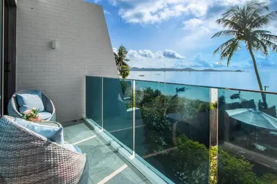 a balcony with a view of the ocean at \u3010Beach Front\u3011\u6d77\u666f\u6c99\u6ee9\u522b\u5885\uff0c\u79c1\u4eba\u6cf3\u6c60\uff0c\u514d\u8d39\u65e9\u9910\uff0c\u5973\u4f63\u6bcf\u65e5\u6e05\u6d01\uff0c\u751f\u6d3b\u65b9\u4fbf\u4ea4\u901a\u4fbf\u5229 in Phuket Town