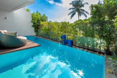 a pool with a blue elephant toy next to a fence at \u3010Beach Front\u3011\u6d77\u666f\u6c99\u6ee9\u522b\u5885\uff0c\u79c1\u4eba\u6cf3\u6c60\uff0c\u514d\u8d39\u65e9\u9910\uff0c\u5973\u4f63\u6bcf\u65e5\u6e05\u6d01\uff0c\u751f\u6d3b\u65b9\u4fbf\u4ea4\u901a\u4fbf\u5229 in Phuket Town