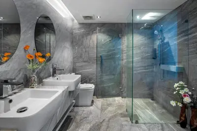 a bathroom with a sink and a toilet and a shower at \u3010Beach Front\u3011\u6d77\u666f\u6c99\u6ee9\u522b\u5885\uff0c\u79c1\u4eba\u6cf3\u6c60\uff0c\u514d\u8d39\u65e9\u9910\uff0c\u5973\u4f63\u6bcf\u65e5\u6e05\u6d01\uff0c\u751f\u6d3b\u65b9\u4fbf\u4ea4\u901a\u4fbf\u5229 B in Phuket Town