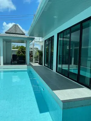 a swimming pool in a house with a house at John’s pool villa Rawai in Ban Saiyuan (1)