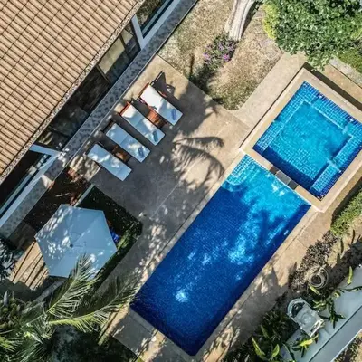 Coconut Palms huge swimming pool and pool table V136