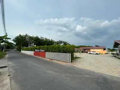 an empty street with a fence and a parking lot at พัชรี รีสอร์ท ภูเก็ต Patcharee Resort Phuket in Phuket Town