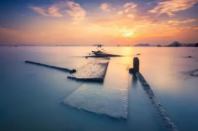a sunset over a large body of water at Sairougn Seaview Hotel in Ban Ko Kwang