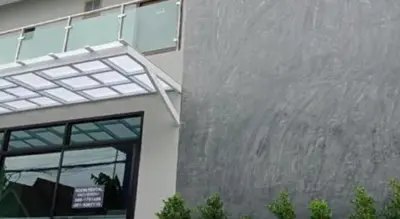 a building with a window and a sign on it at OYO 259 Baan Napatr in Ban Thalat Choeng Thale