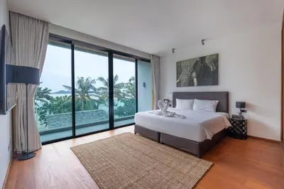 a bedroom with a large bed and large windows at \u62c9\u5a01Eva11\u4e09\u5367\u6c99\u6ee9\u522b\u5885 \u51fa\u95e8\u5c31\u662f\u5927\u6d77 \u4e09\u4e2a\u5367\u5ba4\u90fd\u662f\u6d77\u666f\u72ec\u536b in Phuket Town