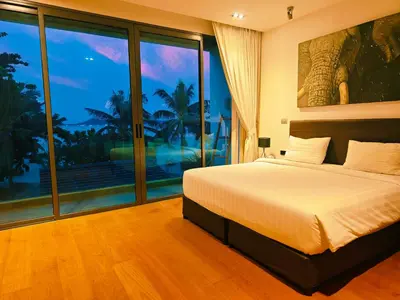 a bedroom with a bed and a large window at \u62c9\u5a01Eva11\u4e09\u5367\u6c99\u6ee9\u522b\u5885 \u51fa\u95e8\u5c31\u662f\u5927\u6d77 \u4e09\u4e2a\u5367\u5ba4\u90fd\u662f\u6d77\u666f\u72ec\u536b in Phuket Town