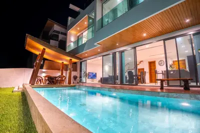 a swimming pool in front of a house at night at \u62c9\u5a01Eva11\u4e09\u5367\u6c99\u6ee9\u522b\u5885 \u51fa\u95e8\u5c31\u662f\u5927\u6d77 \u4e09\u4e2a\u5367\u5ba4\u90fd\u662f\u6d77\u666f\u72ec\u536b in Phuket Town