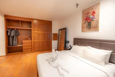 a bedroom with a white bed and a closet at \u62c9\u5a01Eva11\u4e09\u5367\u6c99\u6ee9\u522b\u5885 \u51fa\u95e8\u5c31\u662f\u5927\u6d77 \u4e09\u4e2a\u5367\u5ba4\u90fd\u662f\u6d77\u666f\u72ec\u536b in Phuket Town