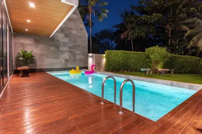 a swimming pool in a house with a wooden floor at \u62c9\u5a01Eva11\u4e09\u5367\u6c99\u6ee9\u522b\u5885 \u51fa\u95e8\u5c31\u662f\u5927\u6d77 \u4e09\u4e2a\u5367\u5ba4\u90fd\u662f\u6d77\u666f\u72ec\u536b in Phuket Town