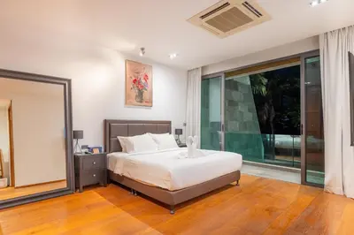 a bedroom with a bed and a large window at Eva Beach Villa\u62c9\u5a01\u4e09\u5367\u5168\u6d77\u666f\u522b\u5885 in Ban Saiyuan (1)