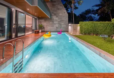 an indoor swimming pool with a pool toy in a house at Eva Beach Villa\u62c9\u5a01\u4e09\u5367\u5168\u6d77\u666f\u522b\u5885 in Ban Saiyuan (1)