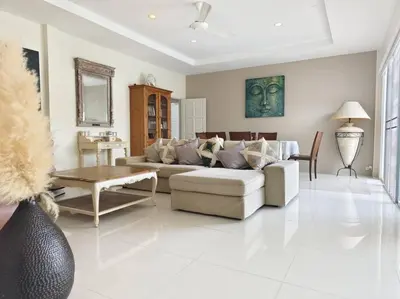 a living room with a couch and a table at Villa 3 Chambres avec piscine, Rawai, Phuket in Ban Saiyuan (1)