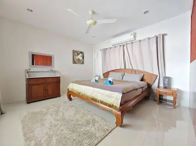 a bedroom with a bed with two stuffed animals on it at Villa 3 Chambres avec piscine, Rawai, Phuket in Ban Saiyuan (1)