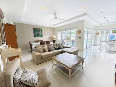 a living room with a couch and a table at Villa 3 Chambres avec piscine, Rawai, Phuket in Ban Saiyuan (1)